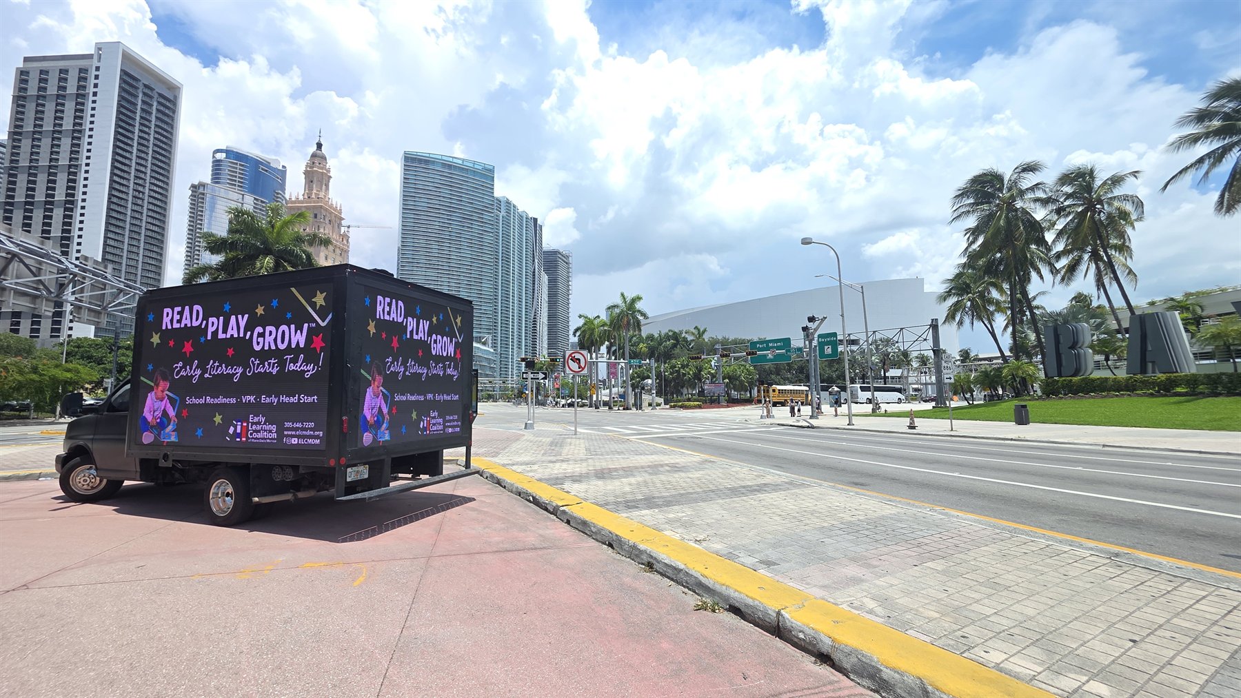 Camión LED en una ruta junto a Bayside y Downtown Miami
