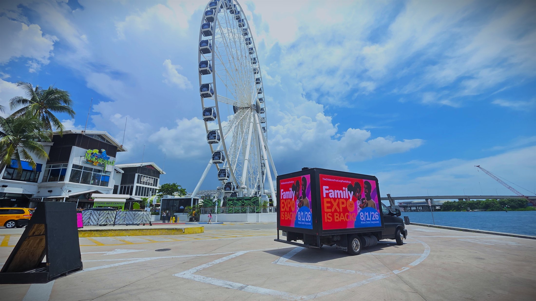 Camión LED frente a la rueda de Bayside en Miami
